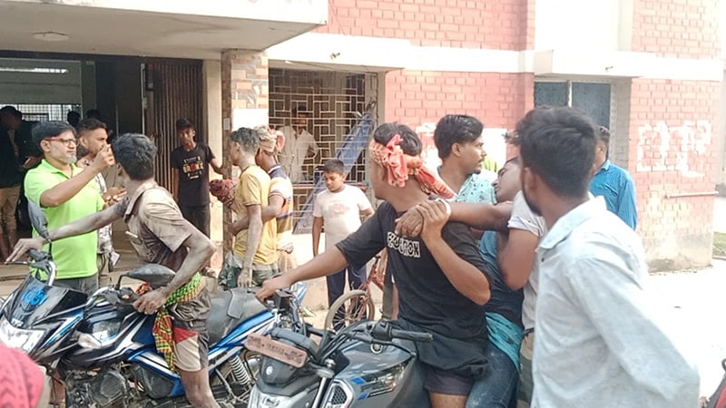 পদ্মার চরে কাঁকন বাহিনীর অস্ত্রের মহড়া, এলোপাতাড়ি গুলিতে দুজন নিহত